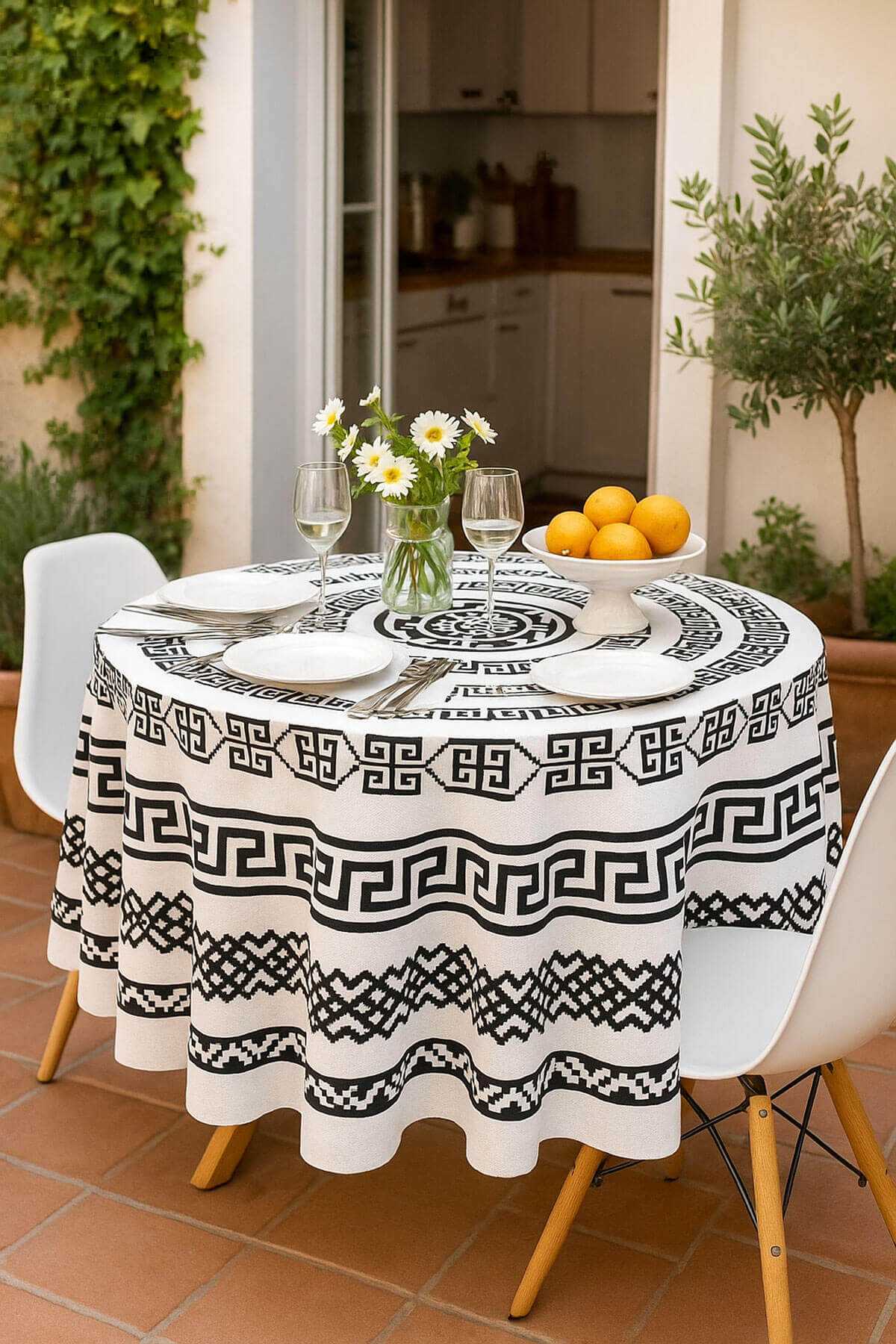 Yuvarlak Geometrik Siyah Desenli Duck Kumaş Masa Örtüsü 150x150 Cm resmi